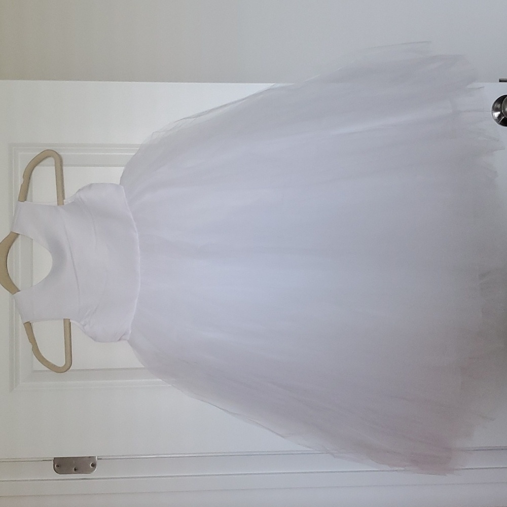 Flower girl dress. Full tulle skirt with satin top and button back detail.Size 8